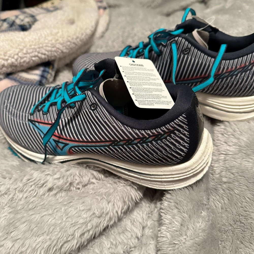 Brand New no box Mizuno WaveRunners Women
